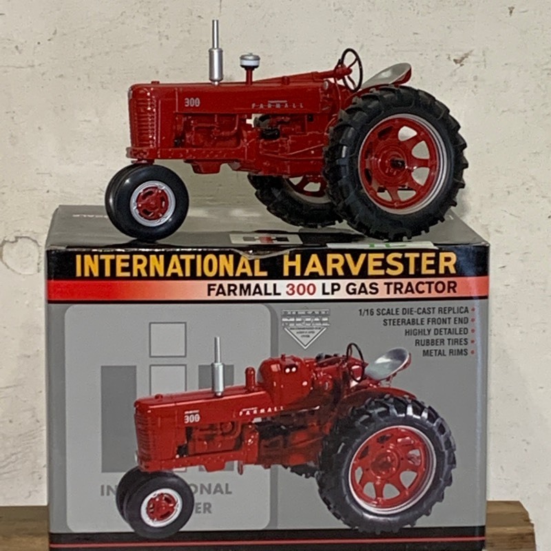 lot 49 image: IH Farmall Tractor