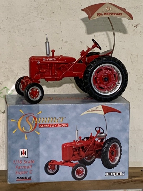 lot 52 image: Farmall Super-C Tractor
