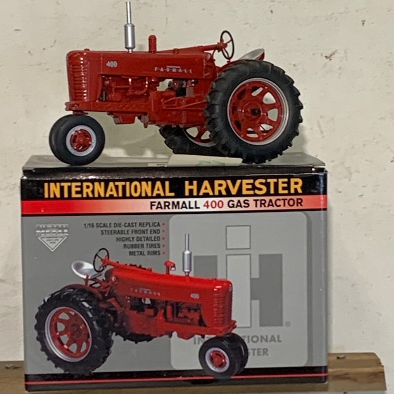 lot 53 image: Farmall 400 Tractor