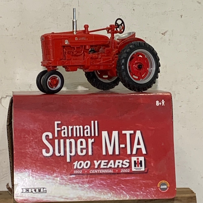 lot 54 image: Farmall Super M-TA Tractor