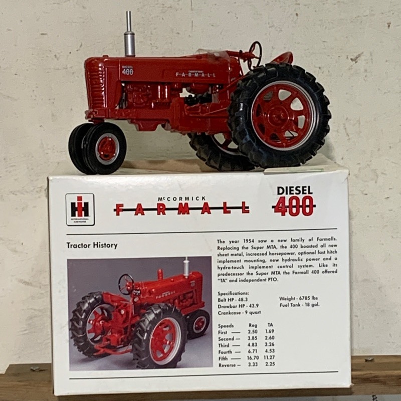 lot 57 image: Farmall 400 Tractor