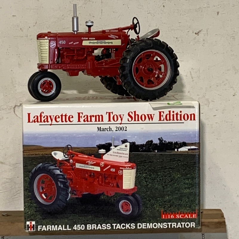 lot 59 image: Farmall 450 Tractor F