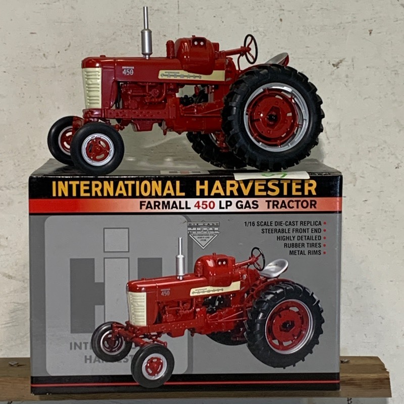 lot 60 image: Farmall 450-LP Tractor