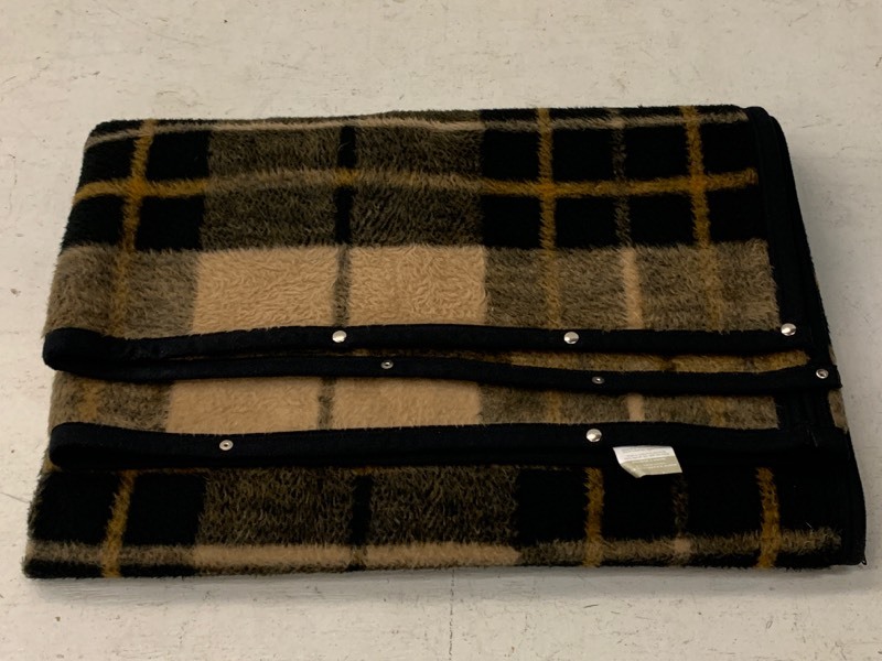 lot 7 image: Beiderlack Blanket  Wrap