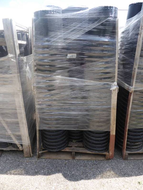 lot 24 image: Pallet of Used Nursery Plant Containers