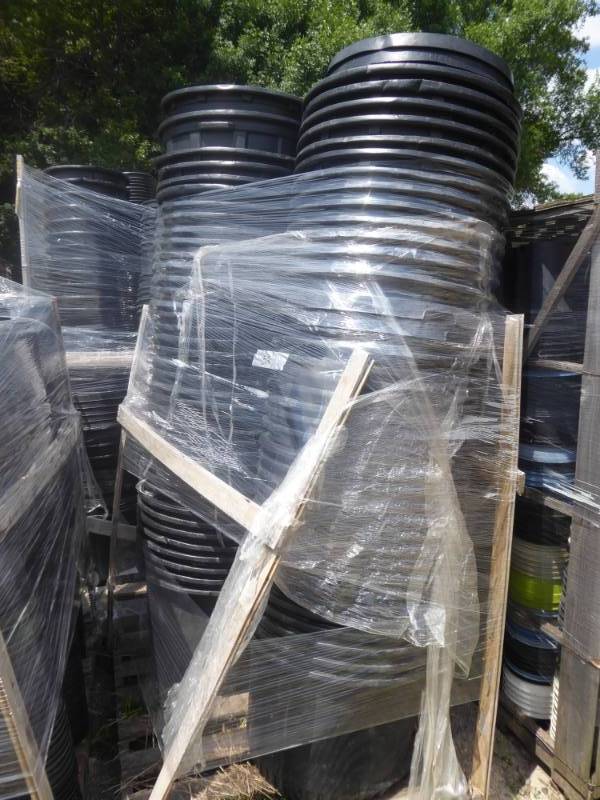 lot 32 image: Pallet of Used Size 25 Nursery Plant Containers