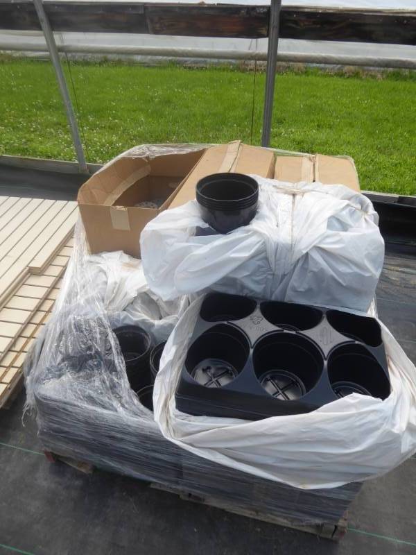 lot 38 image: Brand New Pallet of 6 Plant Pots with Carriers