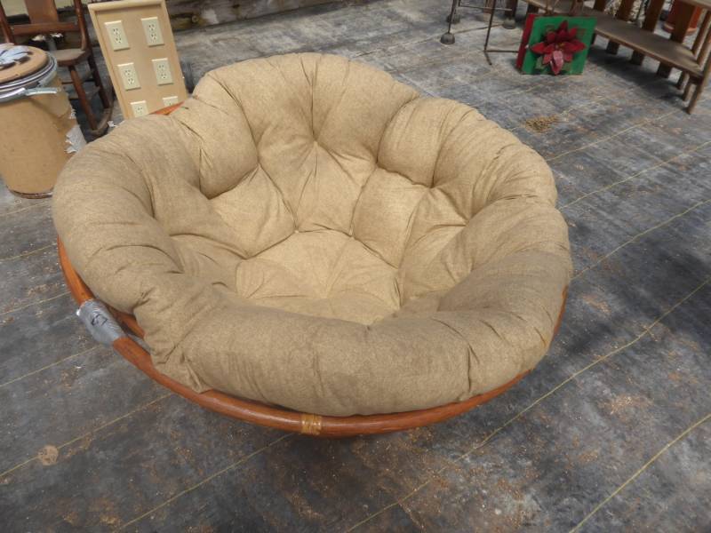 lot 67 image: Wicker Swivel Lounger