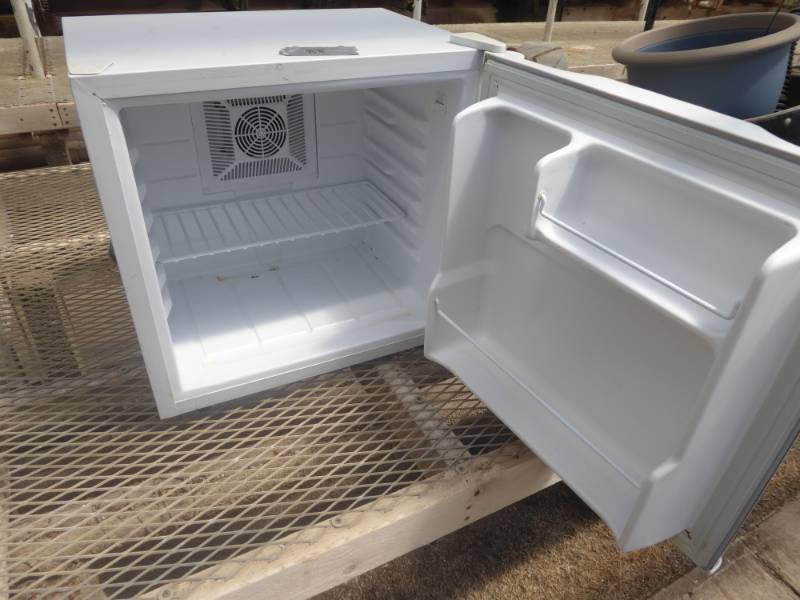 lot 88 image: Chefmate Mini Fridge