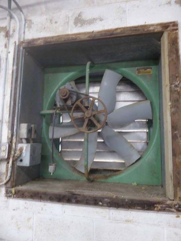 lot 104 image: 4 Electric Vent Fan