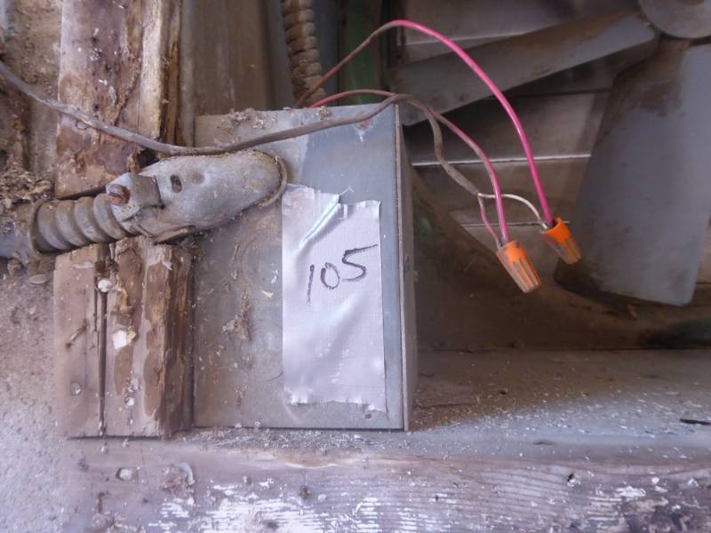 lot 105 image: 4 Electric Vent Fan
