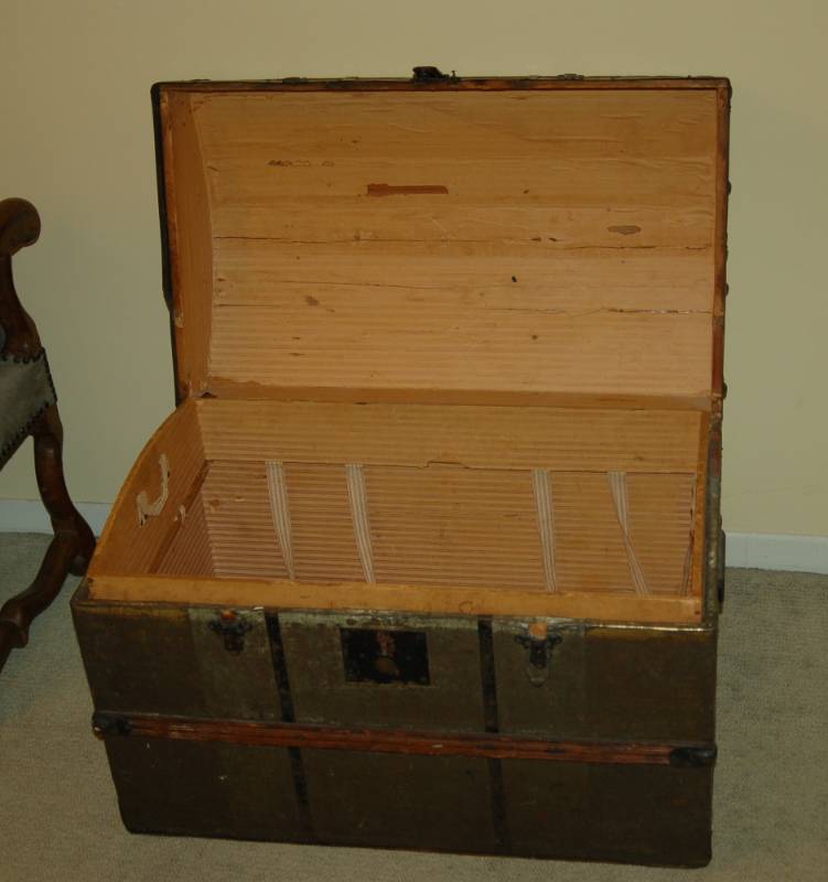 lot 39 image: Antique Camelback Trunk