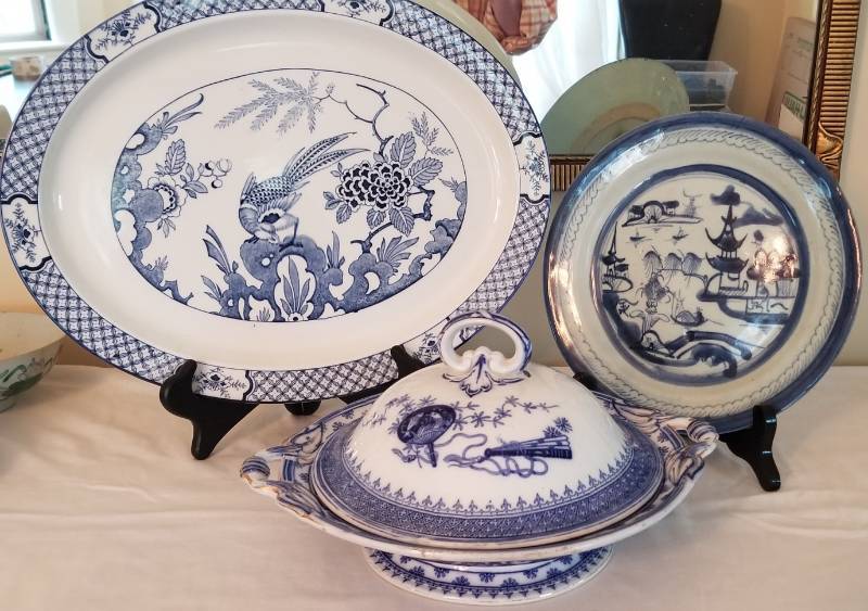 lot 54 image: Lot of 3 Flow Blue Porcelain and Earthenware Pieces Including Minton
