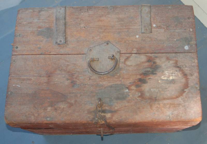 lot 40 image: Antique Primitive Strongbox