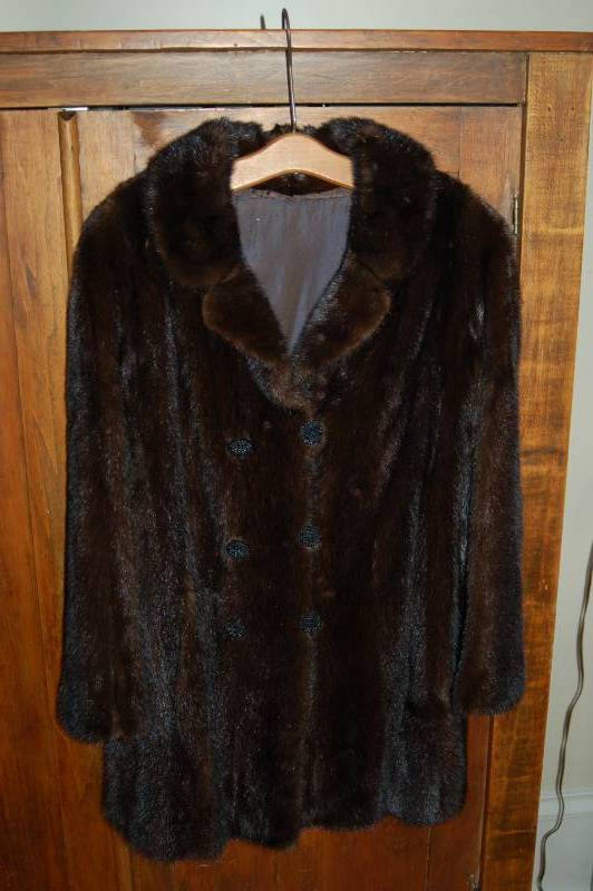 lot 50 image: Mahogany Mink Fur Jacket, Size Small