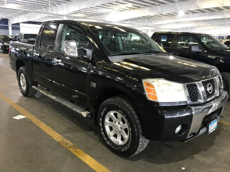 lot 7 image: 2004 Nissan Titan 5.6 LE