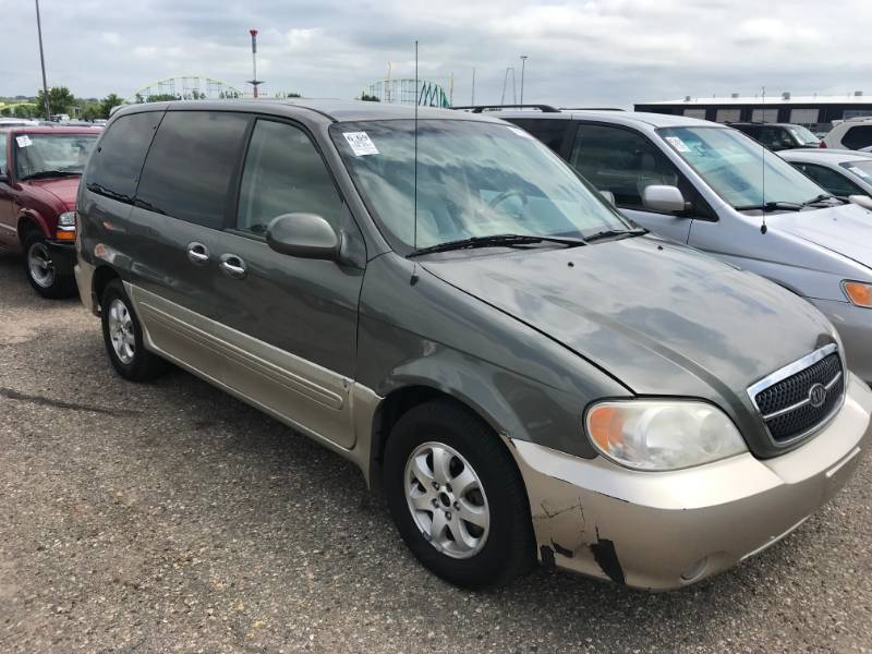 lot 17 image: 2005 Kia Sedona EX