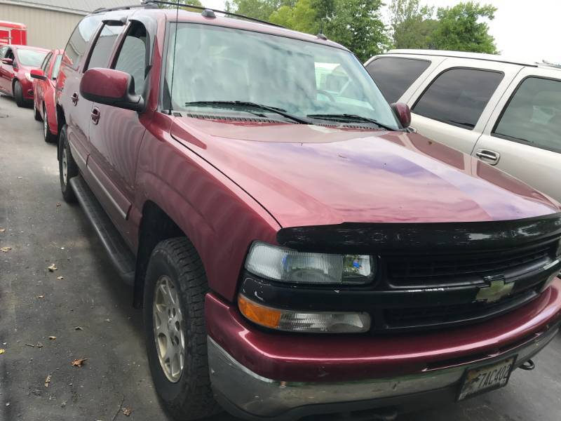 lot 20 image: 2004 Chevrolet Suburban LT 4x4