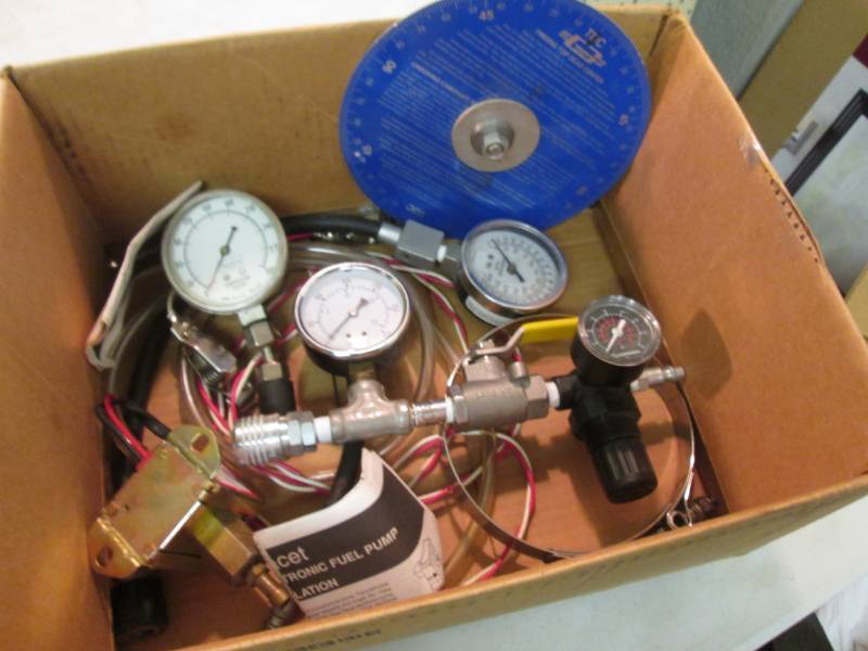 lot 6 image: Assorted Pressure Gauges Etc  F-0...