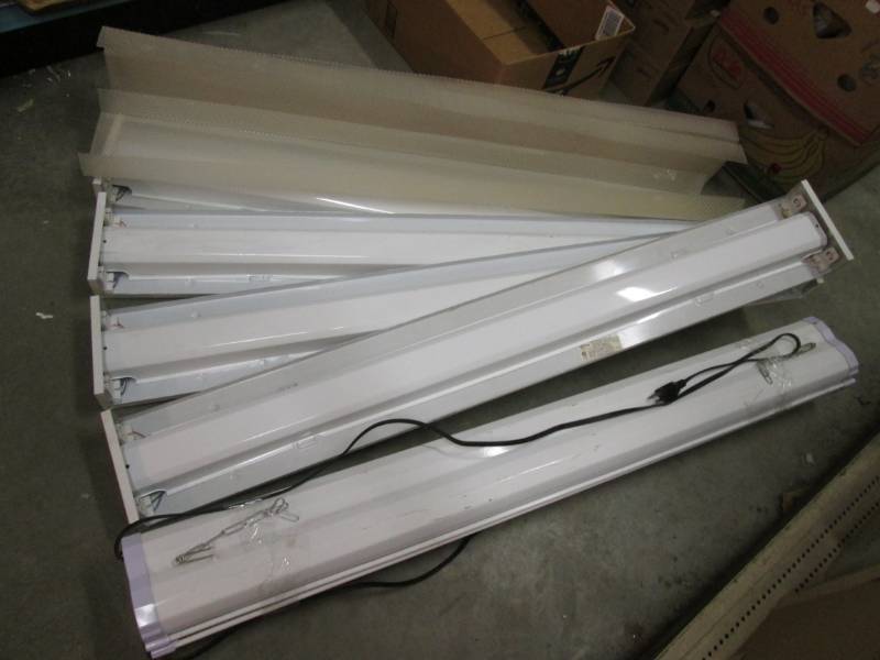 lot 15 image: Lot of Light Fixtures  CAC...