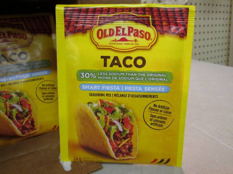 lot 31 image: Box of 32 Pouches of Old El Paso Ta...