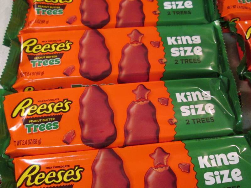 lot 109 image: 12 King Size Reeses Peanut Butter T...
