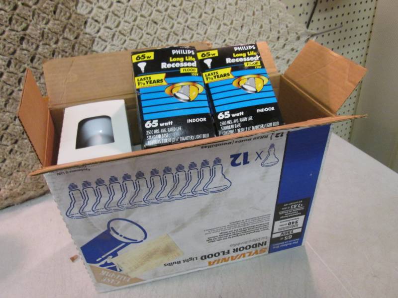 lot 113 image: Box with 10 Light Bulbs  EC2...