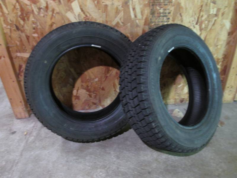 lot 127 image: Pair of Bridgestone Blizzak 19560R...
