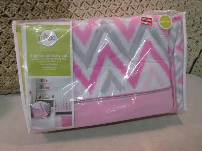 lot 221 image: Circo 4-Piece Nursery Set New in pa...