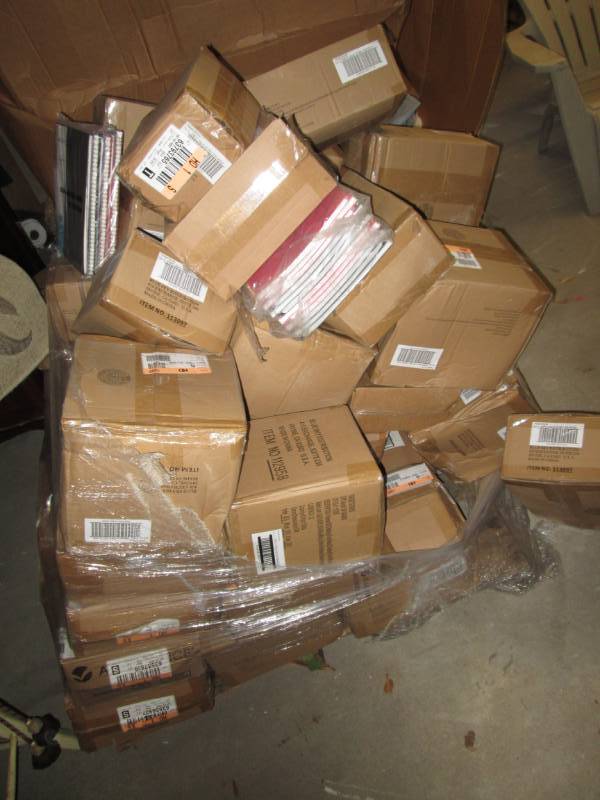 lot 303 image: Pallet of New planner notebooks, most are 2019