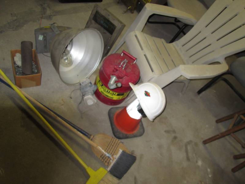 lot 305 image: Lot of tools and garage items