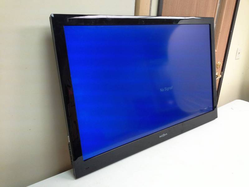 lot 102 image: Insignia 55-inch LCD Color TV with Wall Mount