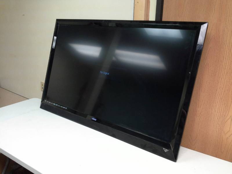 lot 105 image: Vizio 55-inch TV