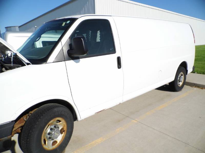 lot 3 image: 2007 Chevrolet Ext Cargo Van Express G2500