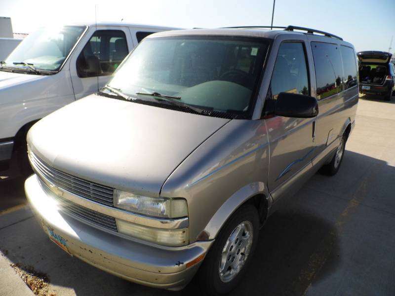lot 4 image: 2004 Chevrolet Sport Van Astro