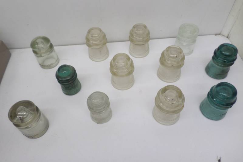 lot 75 image: 12 Vintage Insulators