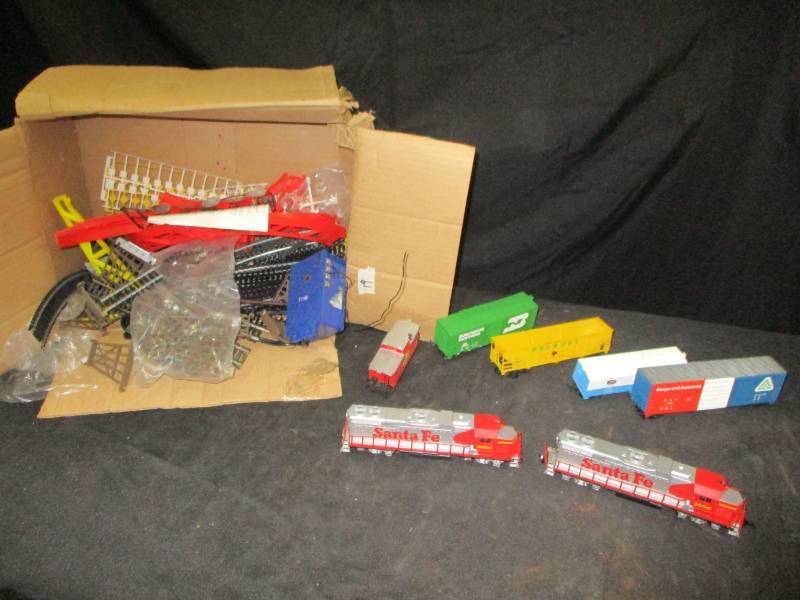 lot 58 image: Nice Train Set with Engine and Cars