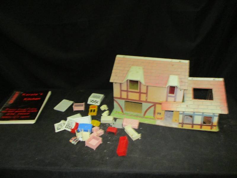 lot 61 image: Old Doll House