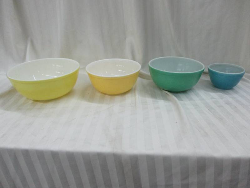 lot 105 image: 4 Primary Color Pyrex Mixing Bowls