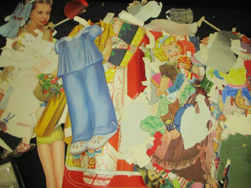 lot 116 image: Old Paper Dolls