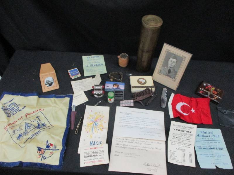 lot 118 image: Early 1900s Dolls and clothes in old Valentines Box
