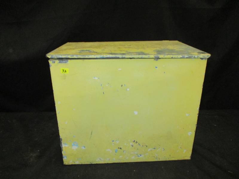 lot 32 image: Metal Milk Box Insulated