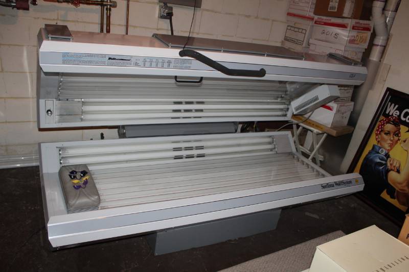 lot 453 image: Suntana WolffSystem Bellarium S Tanning Bed, 5-Extra Tanning Light Bulbs