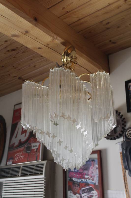 lot 568 image: Chandelier