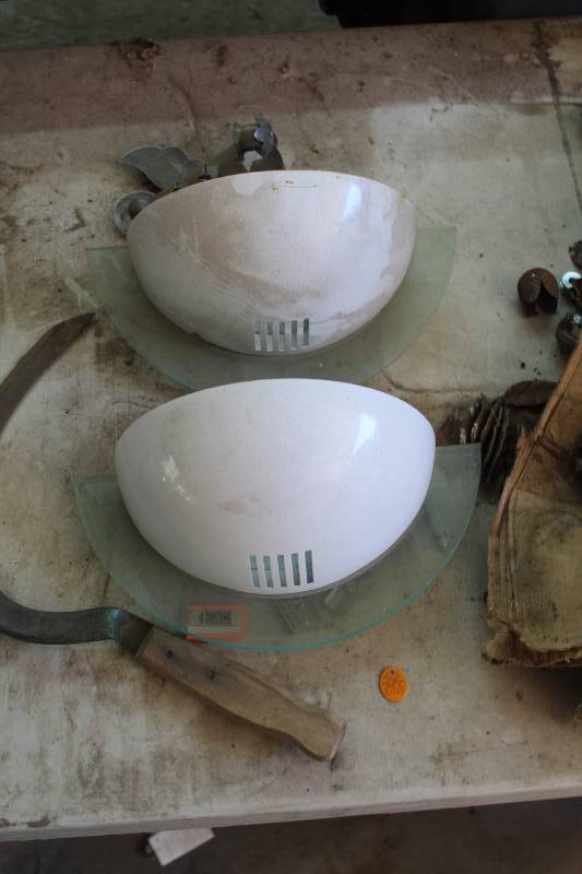 lot 578 image: Lot of (2) Wall Light Fixtures