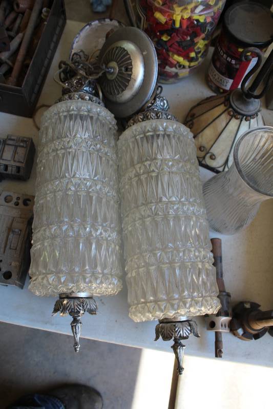 lot 590 image: Lot of (2) Hanging Lights