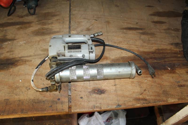 lot 215 image: Epic Model 44 Power Lubricator Automatic Grease Gun