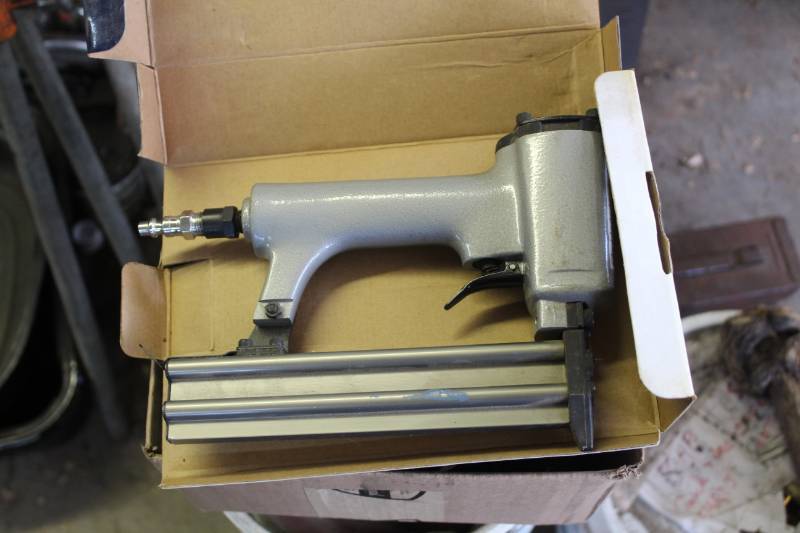 lot 239 image: Central Pneumatic Contractor Series 18&19-Gauge Air Finish Nailer, Manual