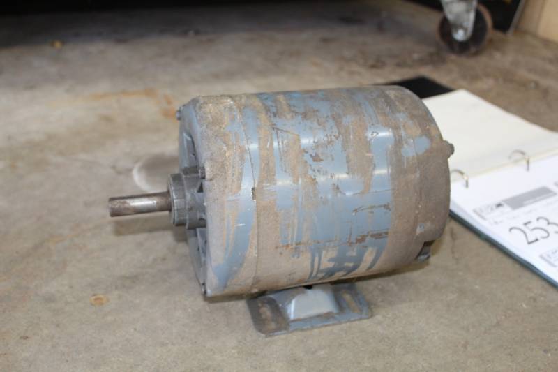 lot 252 image: Century Electric Company Electric Motor