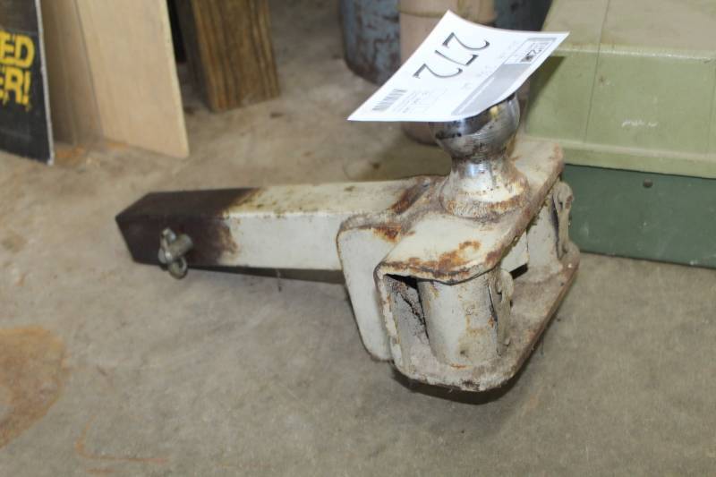lot 272 image: Hitch Assembly with Putnam 9000lb. 2-516in. Ball